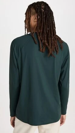 Rhone Reign Long Sleeve -Strix Wear Shop rhone301781eed5 1667496228565 2 0. UX357 QL90