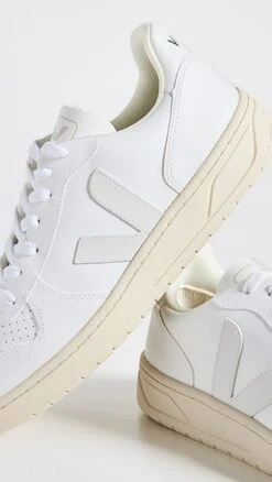 Veja V-10 CWL Sneakers 10 Veja V-10 CWL Sneakers -Strix Wear Shop vejaa305921f0e5 1683137228915 2 0. UX357 QL90